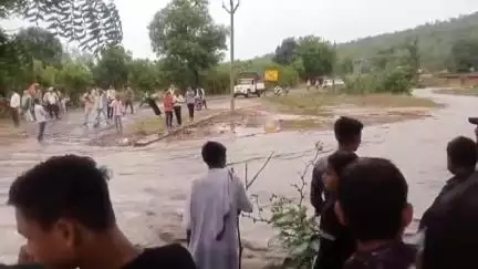 कोटा: भनवारटंक में मरही माता दर्शन करने पहुंचे श्रद्धालु सरगोड़ नाल में अचानक आई बाढ़ में फंसे, कोई जनहानि नहीं हुई