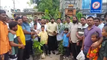 ಯಾದಗಿರಿ: ನಗರದಲ್ಲಿ ಸಾರ್ವಜನಿಕರಿಗೆ ಸಾವಿರ ಸಸಿಗಳ ನೀಡಿ ಪರಿಸರ ಜಾಗೃತಿ