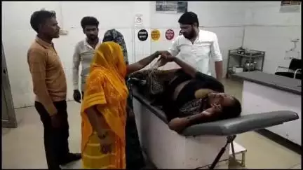 इटावा: सिविल लाइन इलाके में पैदल जा रही महिला को तेज रफ्तार कार ने टक्कर मारकर घायल किया, अस्पताल में इलाज जारी है