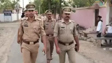 हमीरपुर: जिले में कानून व्यवस्था के तहत पुलिस ने की पैदल गश्त, यातायात नियमों का उल्लंघन करने पर 33 वाहनों का किया ई-चालान