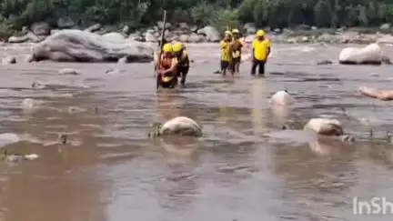 रुद्रप्रयाग: रुद्रप्रयाग में मन्दाकिनी नदी के बीच फंसे महिला और पुरुष का एसडीआरएफ टीम ने किया रेस्क्यू