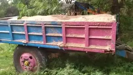 मरकच्चो: बरोटांड़ में अंचलाधिकारी ने अवैध बालू से लदे ट्रैक्टर को खदेड़ कर किया ज़ब्त