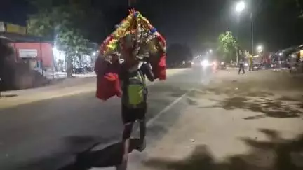 कन्नौज: कन्नौज में भगवान शंकर की आस्था में पैदल निकले कांवड़िया, चारों भक्तों ने कांवर चढ़ाने का लिया संकल्प