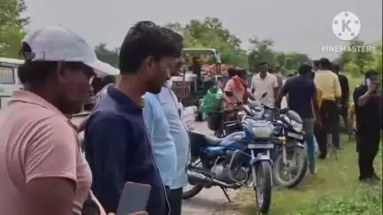 बगहा: बगहा में सवारियों से भरी कार मुख्य सड़क से अनियंत्रित होकर गड्ढे में गिरी