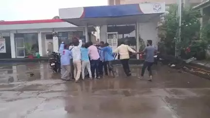 కడప: బద్వేలు HP పెట్రోల్ బంకులో ఒకరిపై ఒకరు ఘర్షణ పడిన పెట్రోల్ బంక్ సిబ్బంది & వాహనదారులు