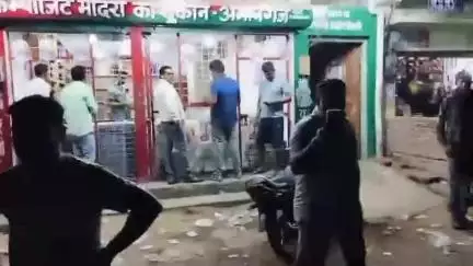 गुनौर: अमानगंज कंपोजिट शराब दुकान पर अधिक दाम पर शराब बेचने से हंगामा