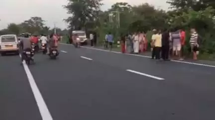 নকশালবাড়ি: বাগডোগরায় একটি বাইক ও চারচাকা গাড়ির মুখোমুখি সংঘর্ষ; গুরুতর আহত ২ জন, আহতদের মধ্যে একজনের হাত কেটে জঙ্গলে পড়ে