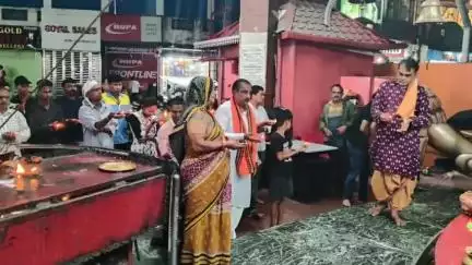 ସମ୍ବଲପୁର ମ୍ୟୁନିସିପାଲଟି: ଅହମଦାବାଦ ବିମାନ ଦୁର୍ଘଟଣାରେ ମୃତକଙ୍କ ପାଇଁ ଗୋଲବଜାର ଦୁର୍ଗା ମନ୍ଦିର ଠାରେ ଦୀପ ପ୍ରଜ୍ଜ୍ୱଳନ