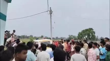 महाराजगंज: अमोढ़ा गांव में अंबेडकर की नई मूर्ति की गई स्थापित, मूर्ति को क्षतिग्रस्त करने पर अज्ञात के खिलाफ दर्ज हुआ केस