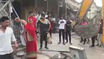 महोबा: कबरई में अतिक्रमण पर गरजा बुलडोजर, एसडीएम की निगरानी में चला अभियान