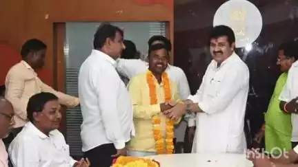 यवतमाळ: शासकीय विश्रामगृह येथे पालकमंत्री संजय राठोड यांनी कृषी उत्पन्न बाजार समितीच्या विजयी उमेदवारांना दिल्या शुभेच्छा
