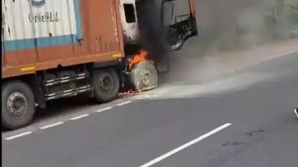 भीलवाड़ा: पुलिस के रोकने के बावजूद दूध का टैंकर ले जाना पड़ा महंगा, कुछ दूर जाकर पलटा, कारोई थाने में मामला दर्ज