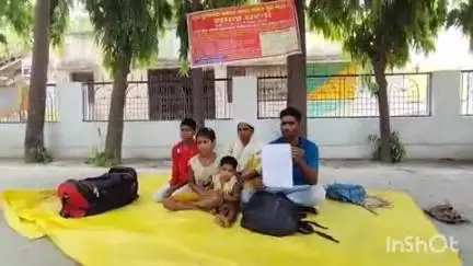 लखीमपुर: पसियन पुरवा गांव में दबंगों ने ग्रामीण की जमीन पर किया अवैध कब्जा, पीड़ित परिवार न्याय की आस में धरना पर बैठा
