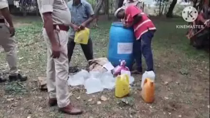 पलारी: पलारी पुलिस ने आबकारी एक्ट के 3 प्रकरणों में जप्त की गई शराब को विधिवत नष्ट किया
