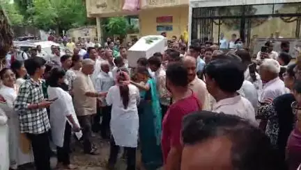 વડોદરા દક્ષિણ: અમદાવાદ પ્લેન ક્રેશ દુર્ઘટના ના મૃતક ની અંતિમ યાત્રા નીકળી,પેંશન પુરા સ્થિત કબ્રસ્તાન ખાતે અંતિમ સંસ્કાર કરવામાં આવ્યા