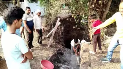 दमोह: जल गंगा संवर्धन अभियान: कलेक्टर ने मड़िया की प्राचीन बावड़ी में स्वयंसेवी संस्थाओं के साथ चलाया स्वच्छता अभियान