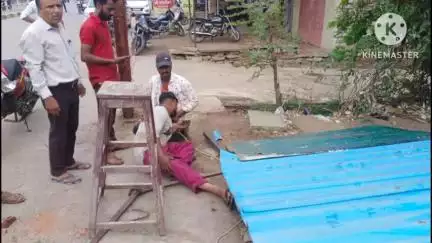 नीमच नगर: नीमच: शोरूम चौराहे के पास मेडिकल के बाहर चद्दर गिरने से मजदूर घायल