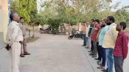 छतरपुर: ईशानगर पुलिस ने की गुंडा निगरानी परेड, थाना प्रभारी रहे मौजूद!
