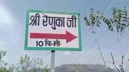 ददाहू: आवारा पशु रेणुका जी में के ददाहू में सब्जी की दुकानदार इनको डंडे से पीटते हैं इनके ऊपर प्रशासन कार्रवाई कब करेगा दुकानदा
