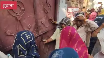 बुढ़ाना: बुढाना तहसील क्षेत्र के गांव कुरावा मे शराब के दो ठेको के स्थान स्थानांतरण की मांग पर महिलाओ ने लगाये ताले #Jansamasya