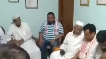 হাইলাকান্দি: হাইলাকান্দিতে মরহুম আমীরে শরীয়ত পুত্রের অসুস্থতার খোঁজ নিলেন বিধায়ক জাকির হোসেন সিকদার