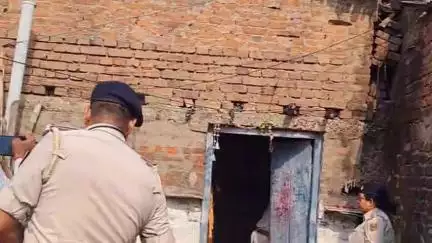 लखीसराय: कवैया थाना क्षेत्र के जखराज स्थान के पास एक घर में कुर्की जब्ती, मारपीट मामले में काफ़ी दिनों से फ़रार चल रहा था