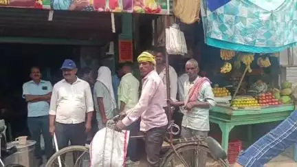 नोखा: नगर परिषद नोखा में सफाई कर्मियों की हड़ताल के बाद कार्यालय कर्मियों और जनप्रतिनिधियों ने कराई सफाई