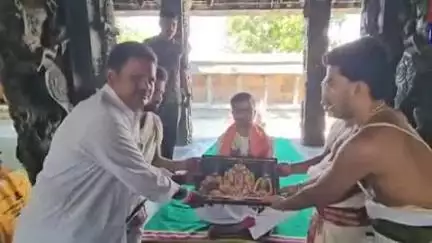 తాడిపత్రి: తాడిపత్రిలోని శ్రీచింతల వెంకటరమణస్వామి క్షేత్రంలో పూజలు చేసి ఆలయ విశిష్టత గురించి తెలుసుకున్న కలెక్టర్ వినోద్ కుమార్