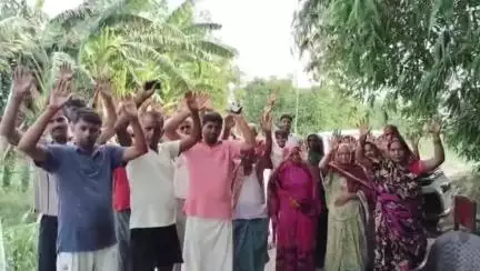 लालगंज: खंजरपुर देवारा कदीम के ग्रामीणों ने बिजली समस्या को लेकर किया विरोध प्रदर्शन, समस्या के समाधान की मांग की #jansamasya