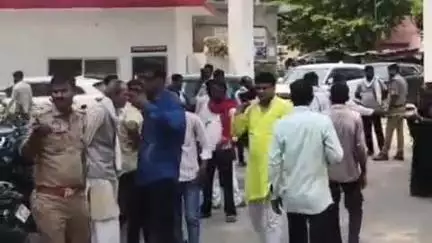 करछना: बरम की मोरी के पास मार्ग के बगल गोमती रखने को लेकर दो पक्षों में जमकर हुई मारपीट, कई घायल