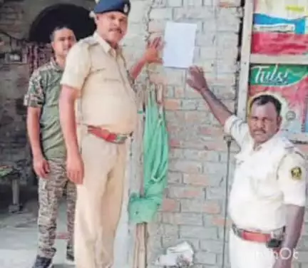 महुआ: महुआ के गोरीगामा में पुलिस ने हत्या के मामले में 5 वर्षों से फरार आरोपी के घर पर इश्तिहार चिपकाए