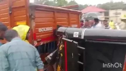 മണ്ണാർക്കാട്: മേലെ കൊടക്കാട് കാറിടിച്ച് നിയന്ത്രണം വിട്ട ഓട്ടോ ലോറിയിൽ ഇടിച്ചുകയറി അപകടം, രണ്ടു പേർക്ക് പരിക്ക്