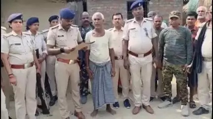 मोतिहारी: जिले के आदापुर थाना क्षेत्र में कुर्की के क्रम में धारा-395 के अभियुक्त बच्चा कुर्मी ने पुलिस के समक्ष किया आत्मसमर्पण