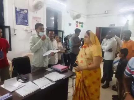 अलीराजपुर: अम्बुआ में जहरीली ताड़ी पीने से हड़कंप, 15 से अधिक लोग गंभीर, अस्पताल में भर्ती, विधायक सेना पटेल ने जाना हाल