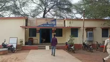 नईगढ़ी: नईगढ़ी के देवलहा जलप्रपात में मिली लाश, परिजनों ने हत्या की आशंका जताई, पुलिस से मदद मांगी