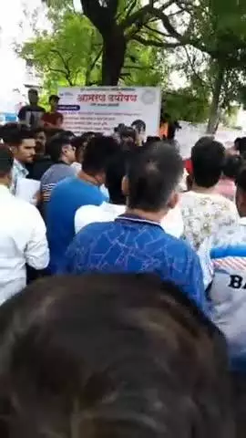 हवेली: वाघोली येथील आय वी इस्टेट समोर आमरण उपोषणास बसलेल्या उपोषणकर्त्यांची आमदार ज्ञानेश्वर कटके यांनी घेतली भेट