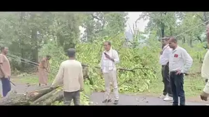 राजिम: मोटर साइकिल में बैठी महिला गिरकर घायल, बिन्द्रानवागढ़ विधायक ने तुरंत पहुंचवाया अस्पताल