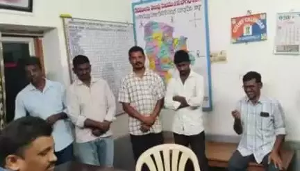 గరిడేపల్లి: కట్టవారి గూడెంలో పేకాట స్థావరం పై పోలీసుల దాడి.. 10 మంది పట్టివేత, 7 సెల్ ఫోన్స్, రూ 4250 నగదు స్వాధీనం