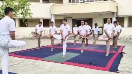 नौतनवा: बीओपी हरदीडाली परिसर में एसएसबी जवानों ने योग सप्ताह की शुरुआत की