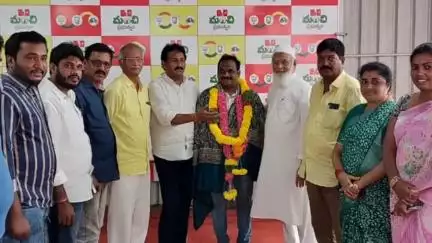 నరసాపురం: 75 సార్లు రక్తదానం చేసిన బొడ్డు కృష్ణభగవాన్ ను సత్కరించిన ఎమ్మెల్యే నాయకర్
