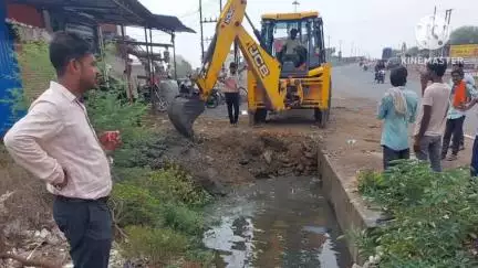 पथरिया: सफाई अभियानः पथरिया नगर परिषद बरसात से पहले नालों की सफाई में जुटी