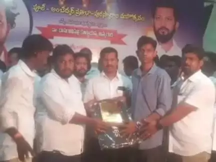ఉరవకొండ: పూలే -అంబేద్కర్ ప్రతిభా అవార్డును అందుకున్న వజ్రకరూరు జడ్పీ పాఠశాల విద్యార్థి మనదీప్