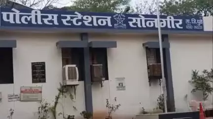 धुळे: कावठी गावात गोठ्याला आग कशी लागली विचारणा केली २५ वर्षिय विवाहितेला चौघांनी केली मारहाण सोनगीर पोलिसात गुन्हा दाखल
