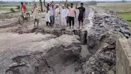 सिकटी: लैलोखर में मसना पुल के समीप पहली बारिश ने सैनिक सड़क की गुणवत्ता का पर्दाफाश किया, लोगों ने किया आक्रोश प्रदर्शन