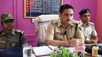 गिद्धौर: पुलिस ने गिद्धौर से भारी मात्रा में अवैध नकली शराब और सामग्री ज़ब्त की
