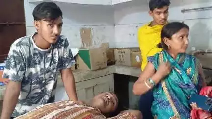 महागामा: धर्मोडीह में बकरी के बच्चे को बचाने में बाइक चालक गिरकर घायल