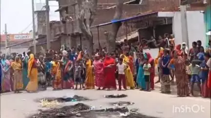 नरहट: ओलीपुर के पास ग्रामीणों ने हत्या के विरोध में किया सड़क जाम, हत्यारे की पत्नी की गिरफ्तारी की मांग