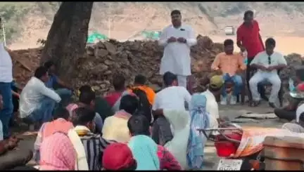 निरसा/चिरकुंडा: यूनाइटेड कोल्ड वर्कर्स यूनियन के क्षेत्रीय सचिव ने चापा पुर कोलियरी में मजदूरों के साथ की बैठक