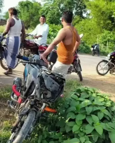 कोचाधामन: बरबट्टा हाट में दो बाइक की टक्कर, एक व्यक्ति की मौत, एक घायल