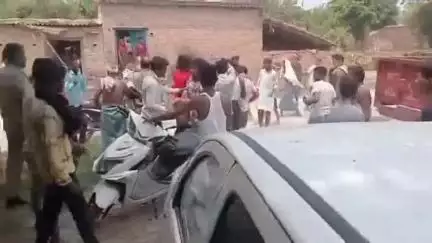 शाहजहांपुर: रोजा थाना क्षेत्र के ग्राम कटिया कम्मू में भूमि विवाद को लेकर पुलिस की मौजूदगी में जमकर चले लाठी-डंडे, वीडियो हुआ वायरल